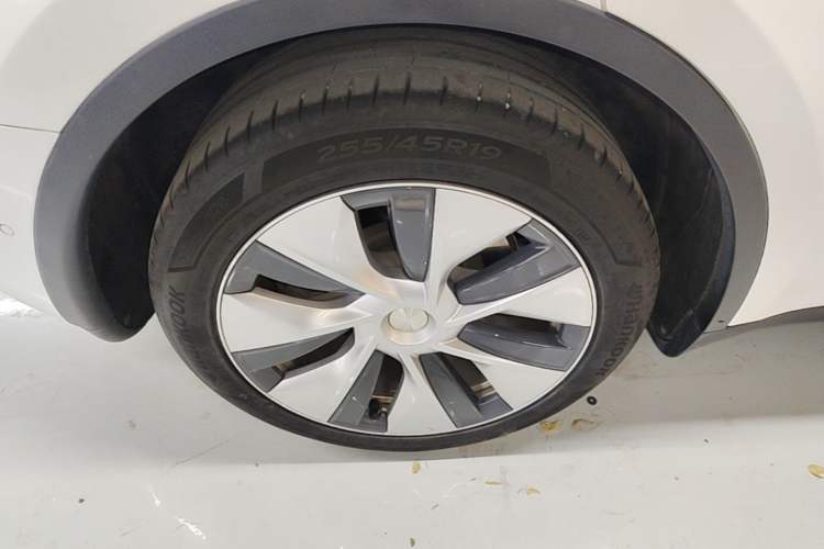 Used Tesla Model Y 2022 Long-Range All-Wheel-Drive Version Right Rear Wheel Hub