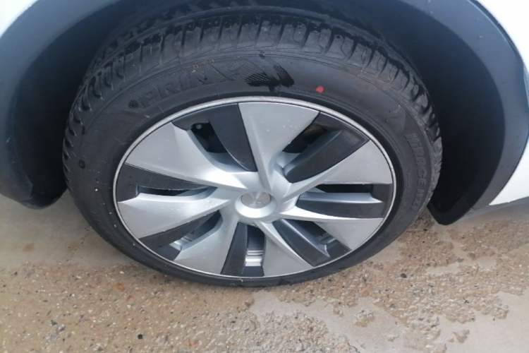 Used Tesla Model Y 2022 Long-Range All-Wheel-Drive Version Right Rear Wheel Hub