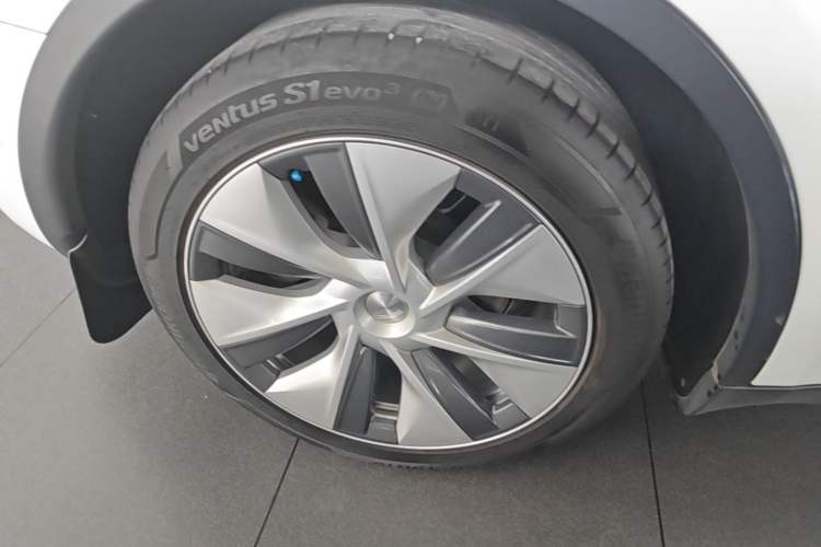 Used Tesla Model Y 2022 Long-Range All-Wheel-Drive Version Right Rear Wheel Hub