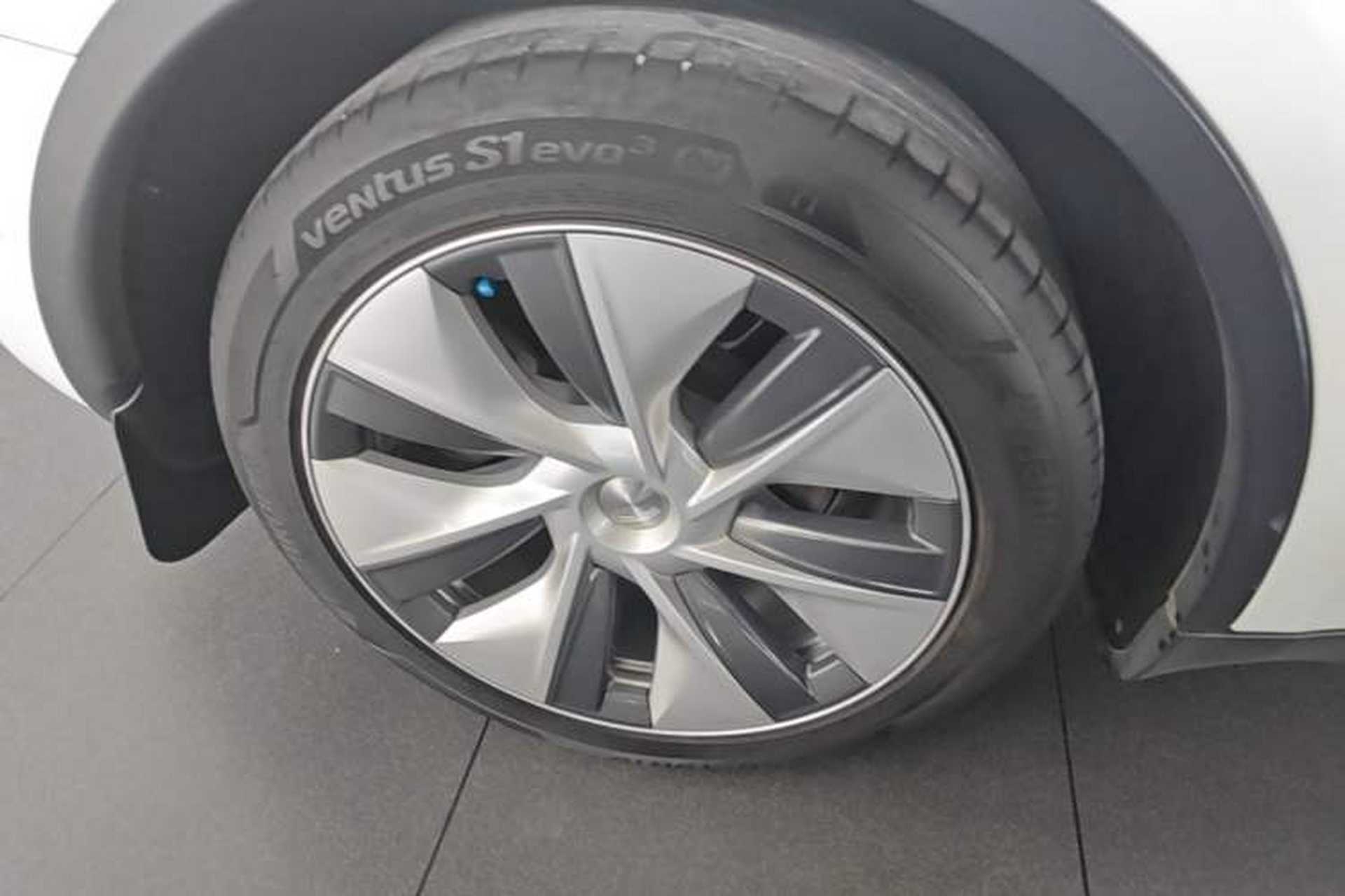 Used Tesla Model Y 2022 Long-Range All-Wheel-Drive Version Right Rear Wheel Hub
