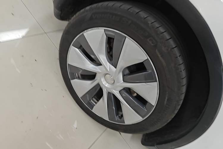 Used Tesla Model Y 2022 Long-Range All-Wheel-Drive Version Right Rear Wheel Hub
