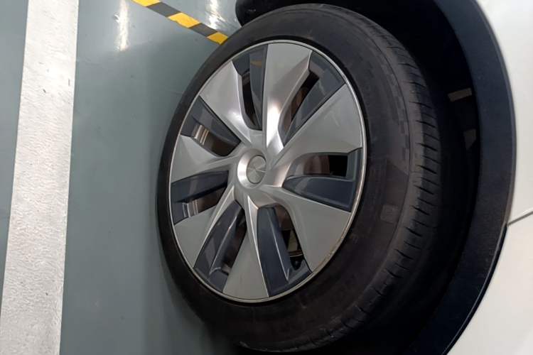 Used Tesla Model Y 2022 Rear-Wheel-Drive Version Right Rear Wheel Hub