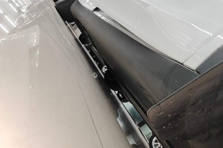 Used Tesla Model Y 2022 Long-Range All-Wheel-Drive Version Right Side Sill