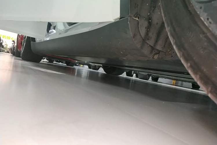 Used Tesla Model Y 2022 Performance High-Performance All-Wheel-Drive Version Right Side Sill
