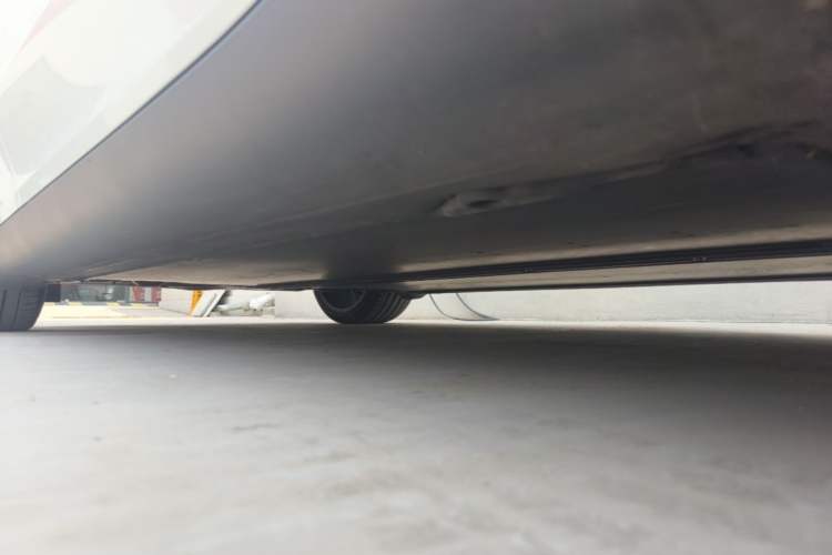 Used Tesla Model Y 2022 Performance High-Performance All-Wheel-Drive Version Right Side Sill