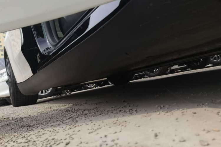 Used Tesla Model Y 2022 Performance High-Performance All-Wheel-Drive Version Right Side Sill