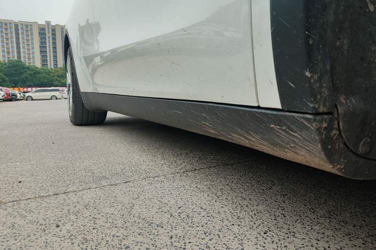 Used Tesla Model Y 2022 Long-Range All-Wheel-Drive Version Right Side Sill