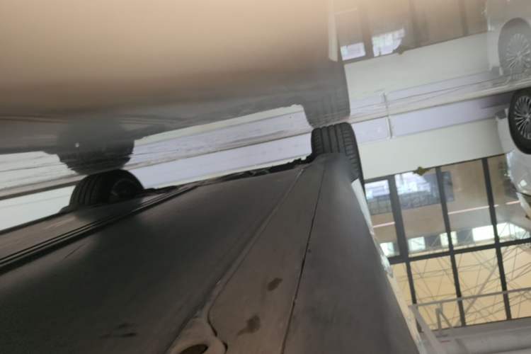 Used Tesla Model Y 2022 Long-Range All-Wheel-Drive Version Right Side Sill