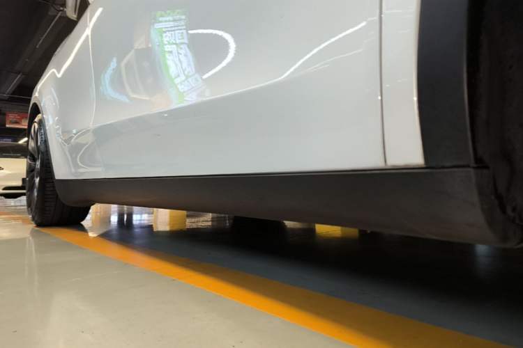 Used Tesla Model Y 2022 Performance High-Performance All-Wheel-Drive Version Right Side Sill