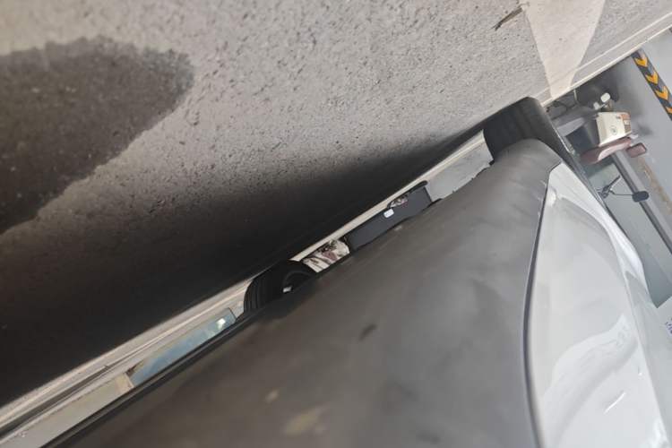 Used Tesla Model Y 2022 Long-Range All-Wheel-Drive Version Right Side Sill