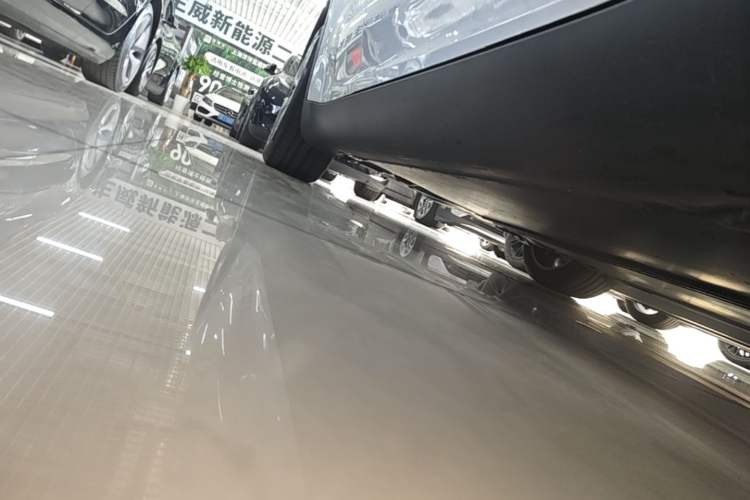 Used Tesla Model Y 2022 Long-Range All-Wheel-Drive Version Right Side Sill