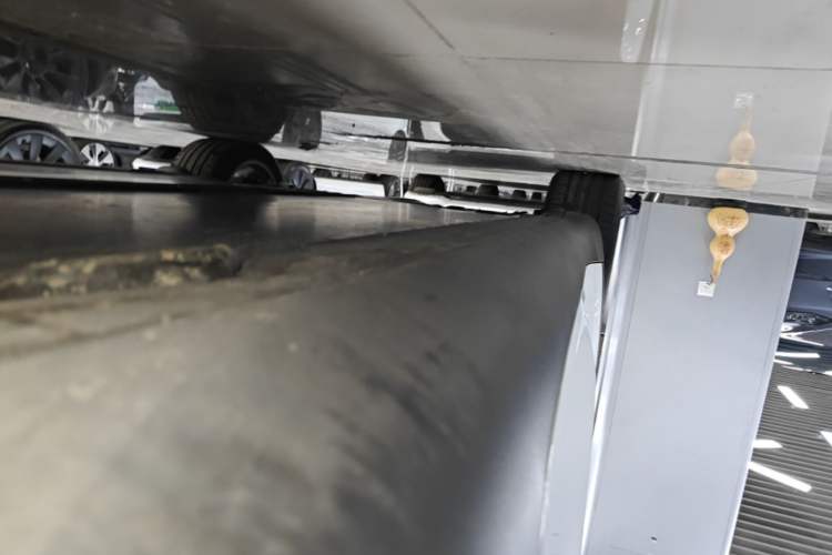 Used Tesla Model Y 2022 Long-Range All-Wheel-Drive Version Right Side Sill