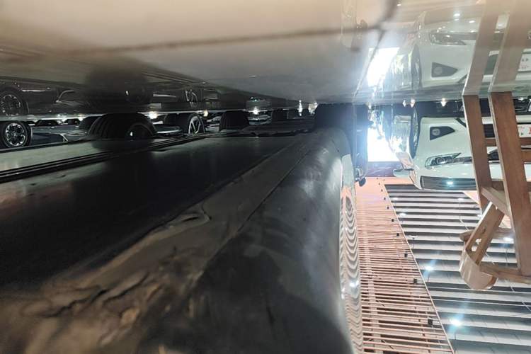 Used Tesla Model Y 2022 Long-Range All-Wheel-Drive Version Right Side Sill