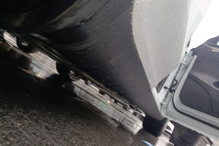 Used Tesla Model Y 2022 Revised Version Long-Range All-Wheel Drive Right Side Sill