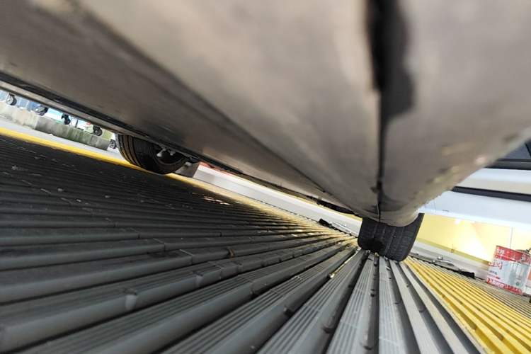 Used Tesla Model Y 2022 Long-Range All-Wheel-Drive Version Right Side Sill