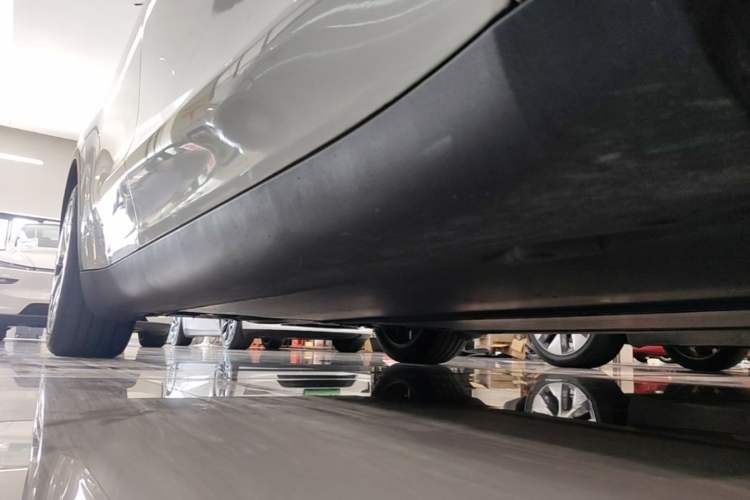 Used Tesla Model Y 2022 Rear-Wheel-Drive Version Right Side Sill