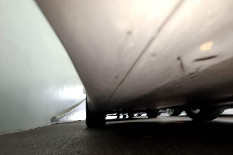 Used Tesla Model Y 2022 Long-Range All-Wheel-Drive Version Right Side Sill