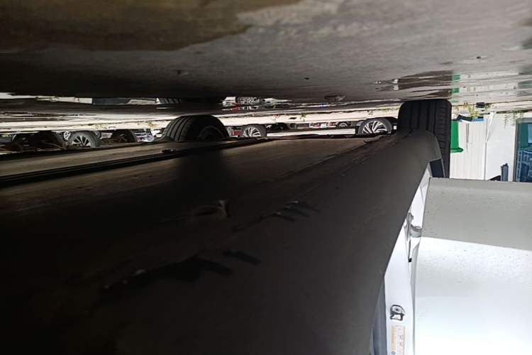 Used Tesla Model Y 2022 Long-Range All-Wheel-Drive Version Right Side Sill