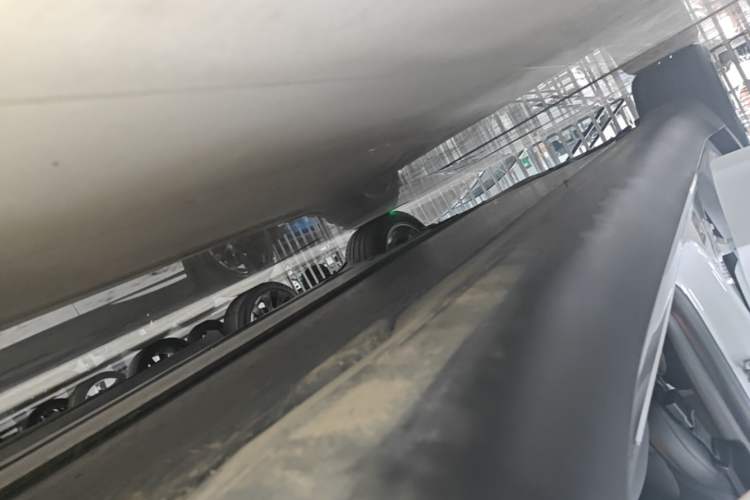 Used Tesla Model Y 2022 Long-Range All-Wheel-Drive Version Right Side Sill