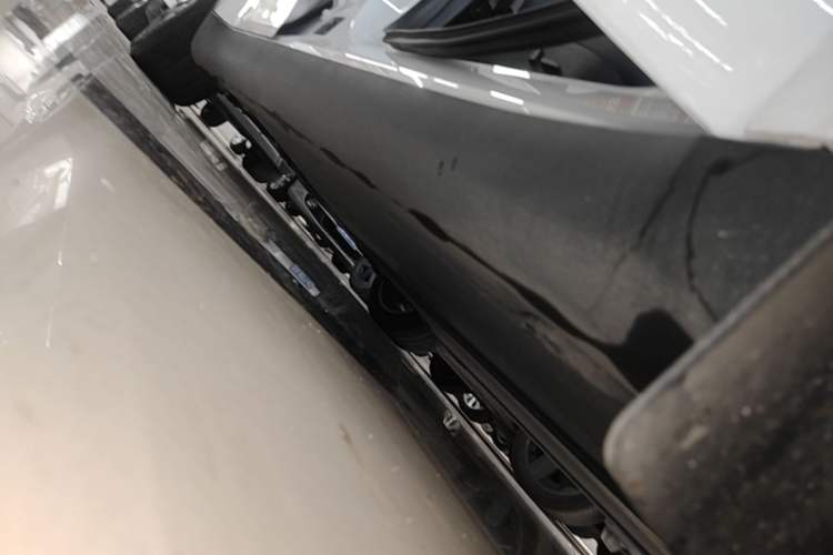Used Tesla Model Y 2022 Long-Range All-Wheel-Drive Version Right Side Sill