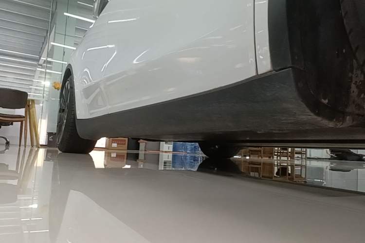 Used Tesla Model Y 2022 Performance High-Performance All-Wheel-Drive Version Right Side Sill