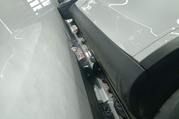 Used Tesla Model Y 2022 Long-Range All-Wheel-Drive Version Right Side Sill