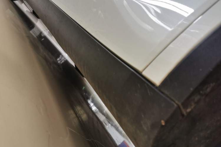 Used Tesla Model Y 2022 Performance High-Performance All-Wheel-Drive Version Right Side Sill