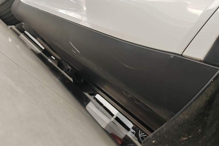 Used Tesla Model Y 2022 Performance High-Performance All-Wheel-Drive Version Right Side Sill