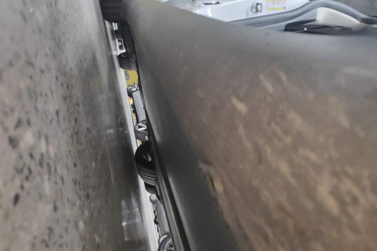 Used Tesla Model Y 2022 Long-Range All-Wheel-Drive Version Right Side Sill