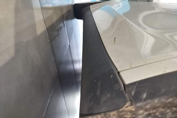 Used Tesla Model Y 2022 Rear-Wheel-Drive Version Right Side Sill