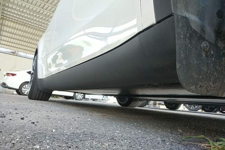 Used Tesla Model Y 2022 Performance High-Performance All-Wheel-Drive Version Right Side Sill