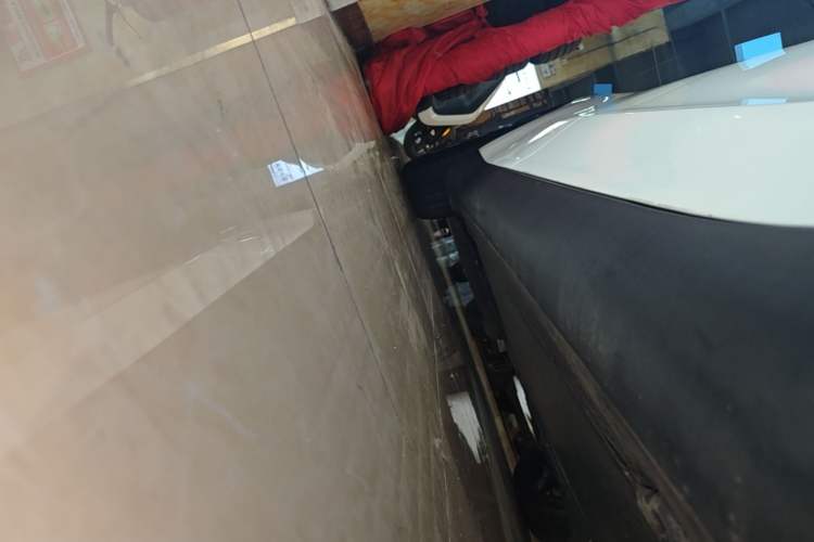 Used Tesla Model Y 2022 Long-Range All-Wheel-Drive Version Right Side Sill