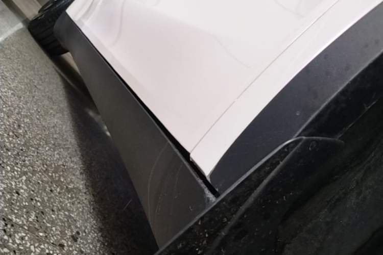 Used Tesla Model Y 2022 Performance High-Performance All-Wheel-Drive Version Right Side Sill