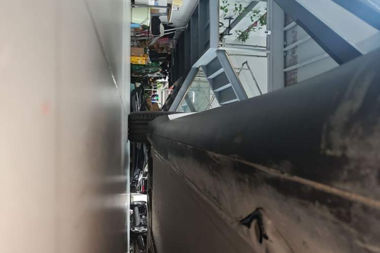 Used Tesla Model Y 2022 Long-Range All-Wheel-Drive Version Right Side Sill
