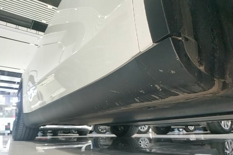 Used Tesla Model Y 2022 Long-Range All-Wheel-Drive Version Right Side Sill