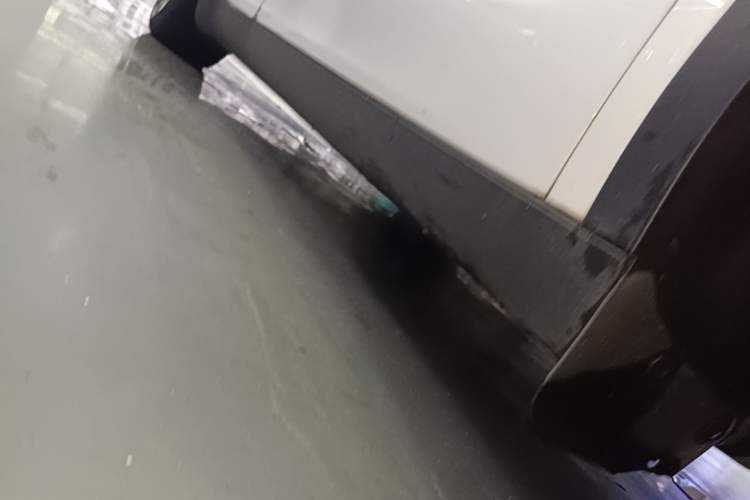 Used Tesla Model Y 2022 Performance High-Performance All-Wheel-Drive Version Right Side Sill