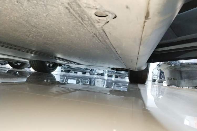 Used Tesla Model Y 2022 Long-Range All-Wheel-Drive Version Right Side Sill