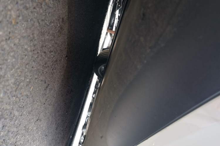 Used Tesla Model Y 2022 Rear-Wheel-Drive Version Right Side Sill