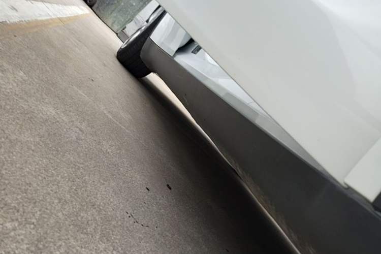 Used Tesla Model Y 2022 Long-Range All-Wheel-Drive Version Right Side Sill