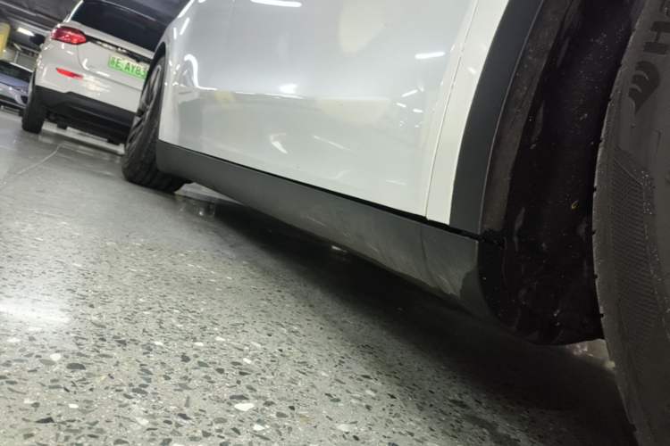 Used Tesla Model Y 2022 Long-Range All-Wheel-Drive Version Right Side Sill