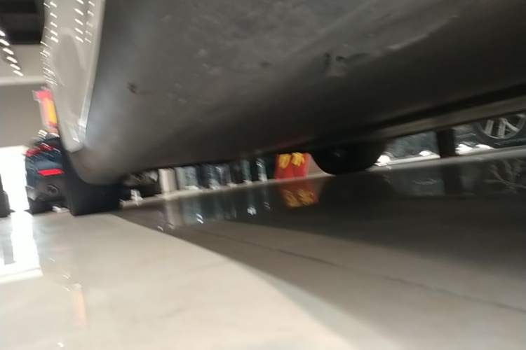 Used Tesla Model Y 2022 Long-Range All-Wheel-Drive Version Right Side Sill