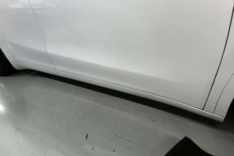 Used Tesla Model Y 2022 Performance High-Performance All-Wheel-Drive Version Right Side Sill