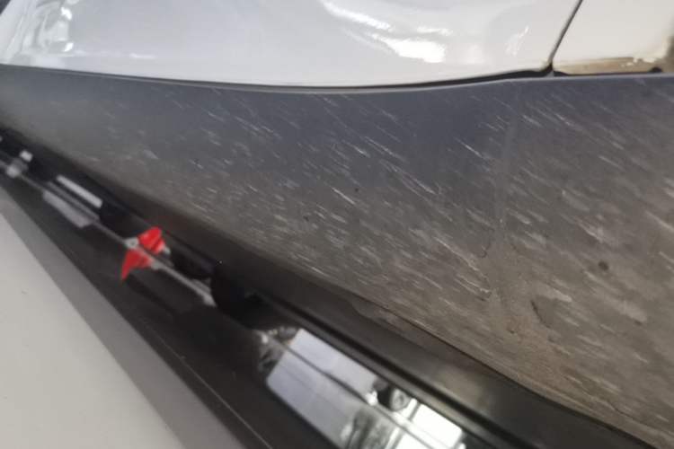 Used Tesla Model Y 2022 Performance High-Performance All-Wheel-Drive Version Right Side Sill