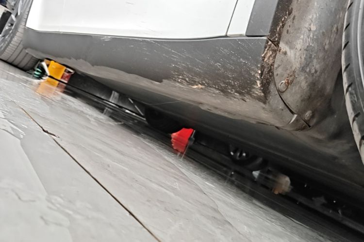 Used Tesla Model Y 2022 Long-Range All-Wheel-Drive Version Right Side Sill