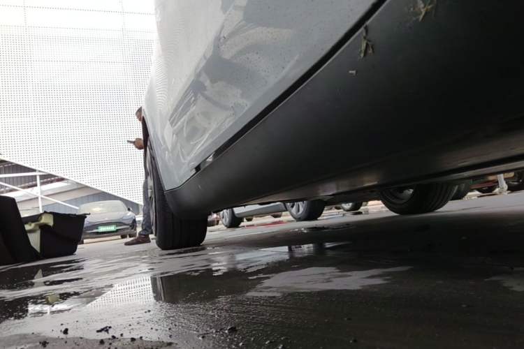 Used Tesla Model Y 2022 Long-Range All-Wheel-Drive Version Right Side Sill