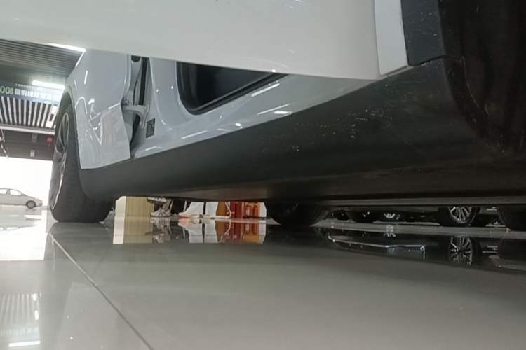 Used Tesla Model Y 2022 Performance High-Performance All-Wheel-Drive Version Right Side Sill