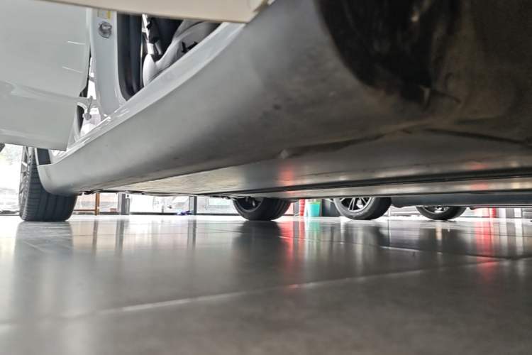 Used Tesla Model Y 2022 Long-Range All-Wheel-Drive Version Right Side Sill