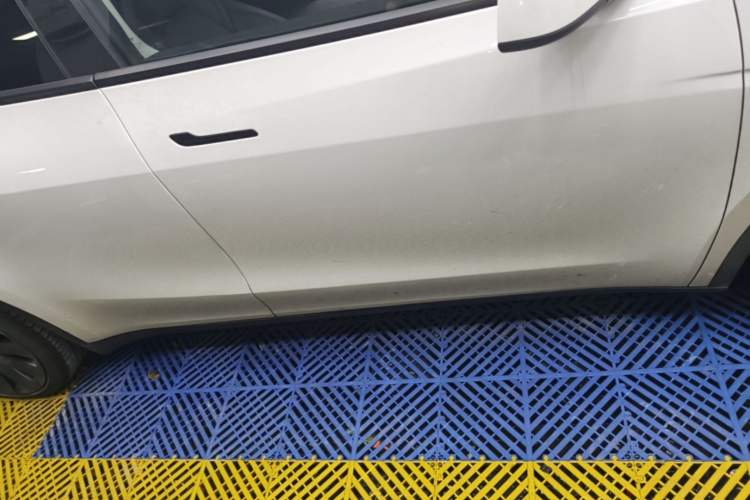 Used Tesla Model Y 2022 Performance High-Performance All-Wheel-Drive Version Right Side Sill