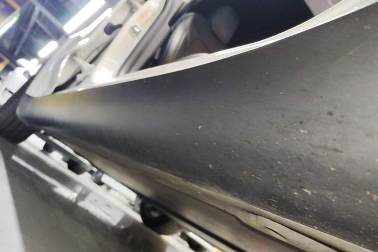 Used Tesla Model Y 2022 Long-Range All-Wheel-Drive Version Right Side Sill