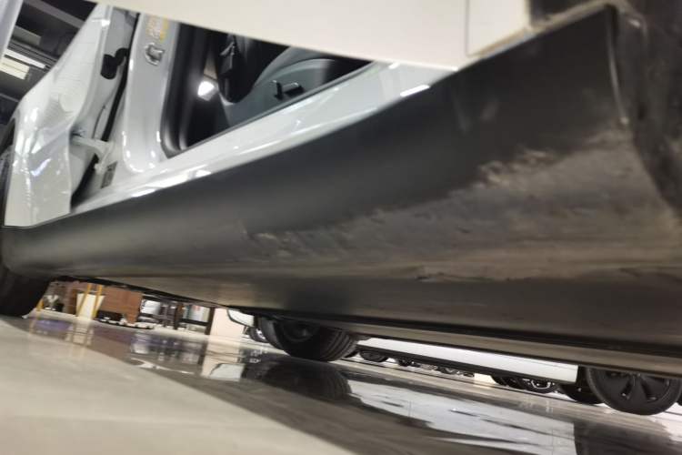Used Tesla Model Y 2022 Revised Version Long-Range All-Wheel Drive Right Side Sill